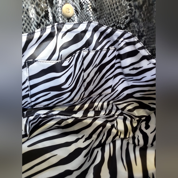 Women's gray and black faux snakeskin hobo Style bag with extra strap - Picture 12 of 13